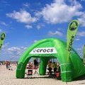 Ilmatäytteinen Crocs teltta. Kuvassa näkyvät myös beach flagit.