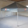 3x3 mitoilla pop up teltta, jolla on termopainolla tehty logo. Teltalla on 4 seinää, jotka ovat yhdistettävät vetoketjulla, mutta eivät ole kuvalla käytössä. Saatavana on myös toisia kokoja.