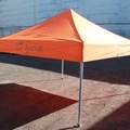3x3m kokoinen oranssi popup teltta logolla katon reunalle. Mukana aina kantolaukku