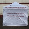 Valkoinen 3x3m pop up teltta, logopainatukset seinällä ja katolla