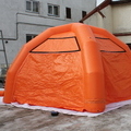 4x4 Oranssi neljäjalkainen ilmatäytteinen teltta. Seinät ovat kinnitetty. Kattoon saa tarranauhoilla kiinnittää tilapäisesti mainoksia, mutta on mahdollista myös painottaa logoja ja tekstejä pysyvästi.