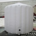 Ilman painatuksia valkoinen 2,9m korkuinen jurtta teltta. Sisähalkaisija on 2,5m, seinän paksuus 0,4m.