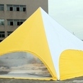 Läpinäkyvällä seinällä star teltta
