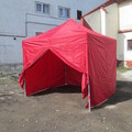 3x3 mitoilla kauniin punaisen värinen pop up teltta, jolla on neljä seinää, jotka ovat yhdistetty vetoketjulla. Yhdellä seinällä on vetoketju, joka avattuna muodostaa oven. Siis 5 vetoketjua yhteensä. Saatavilla on myös toisen värisiä ja kokoja.