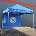 3x3m sininen pop up teltta, logo sisäseinällä ja katon reunalla