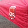 Termopaino menetelmällä teetty logo pop up teltan katon reunalla