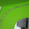 Roheline täispuhutav telk. Seinad kinnitatakse telgile tõmbluku abil.