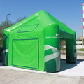 4x4 roheline täispuhutav telk, millel on firma logod kuumpresstrükiga tehtud. Telgi katuse ääres ja seinal on takjakinnitused, millele saab kinnitada vastavalt üritusele erinevaid reklaambannereid. Telgi sein on kinnitatud tõmblukuga