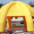 Kuusijalkainen keltainen ilmatäytteinen teltta. Seinät ovat kiinnitettävät.